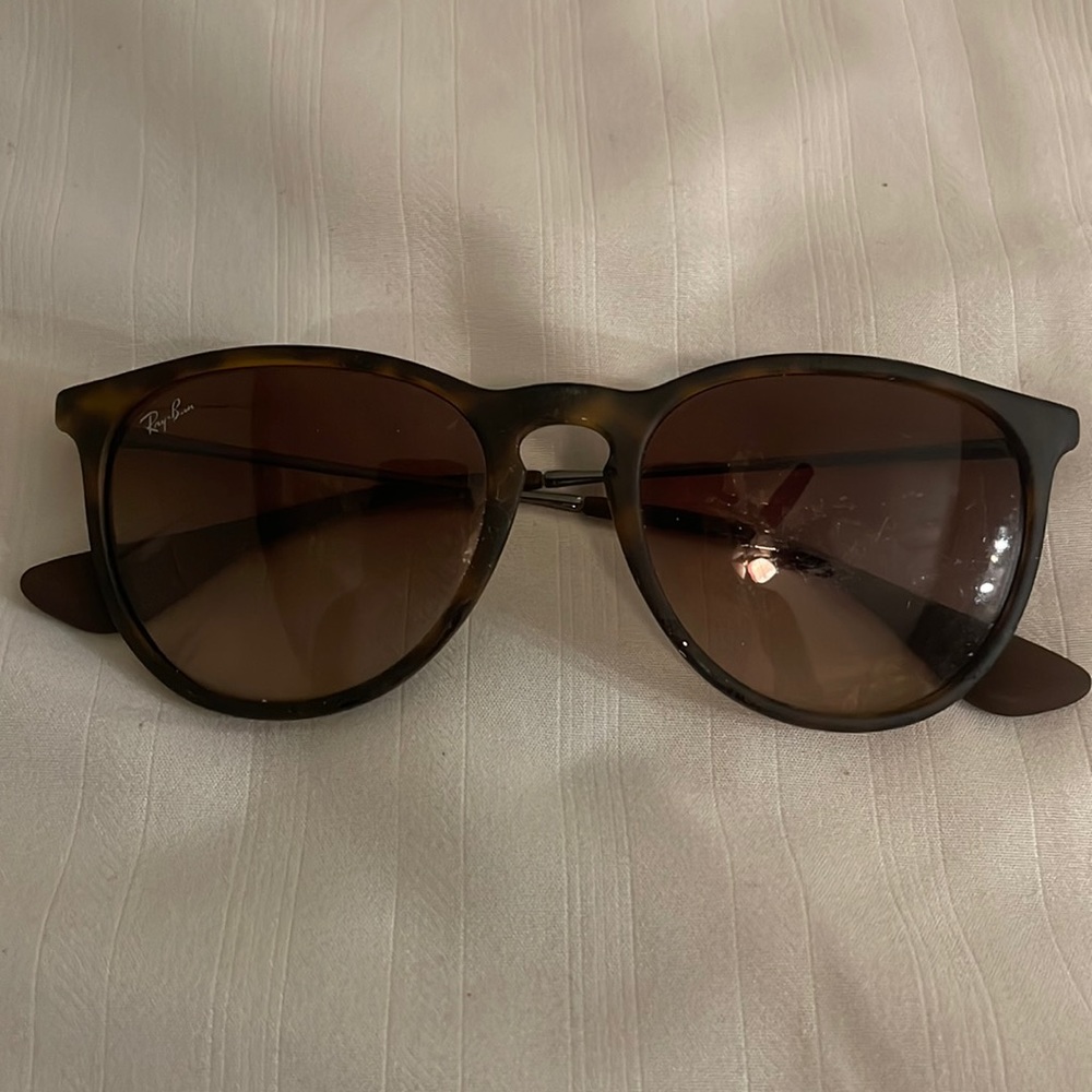 Rayban Sunglasses lenses scratched. Can be replaced.